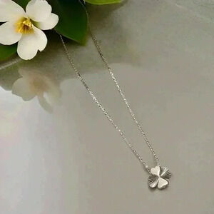 Clover Necklace Pendant in Silver